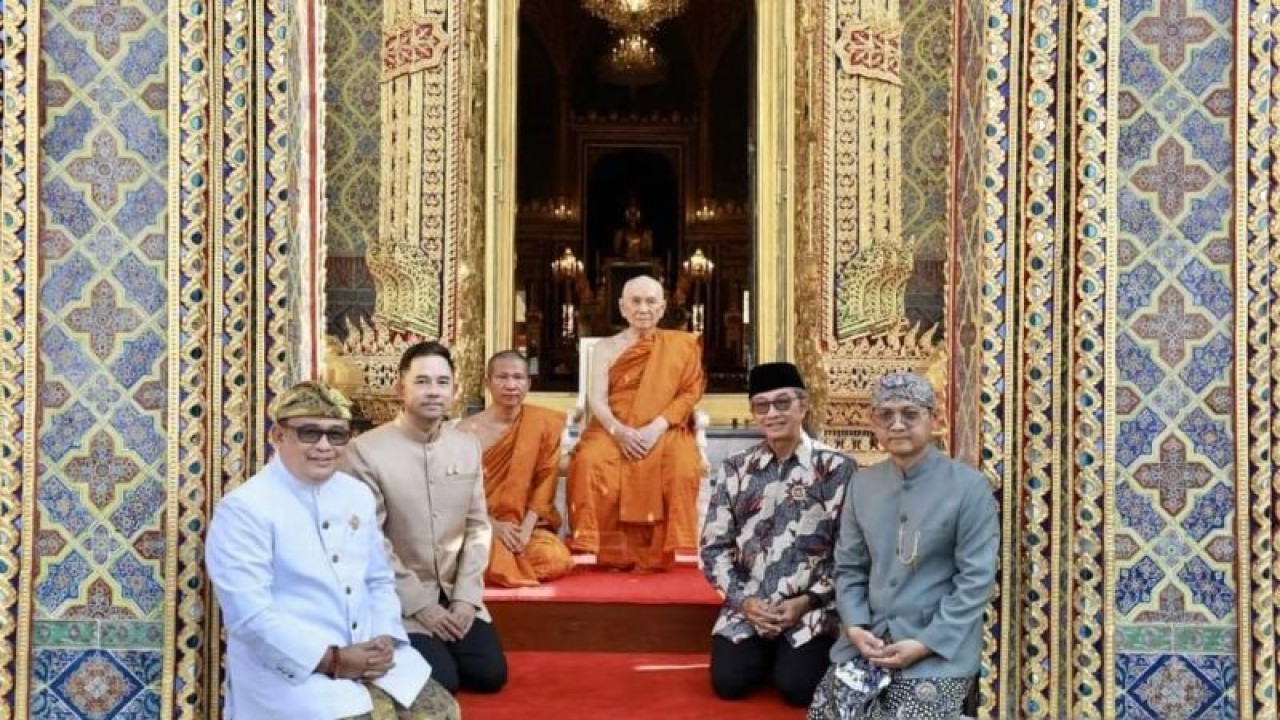 Koordinator Staf Khusus Presiden RI AAGN Ari Dwipayana menghadiri acara penganugerahan Buddha Rupa (arca Buddha) di Wat Raja Rajabophit Sathimahasimarama, Bangkok, Thailand, Sabtu (18/3/2023). ANTARA/HO-Stafsus Presiden RI