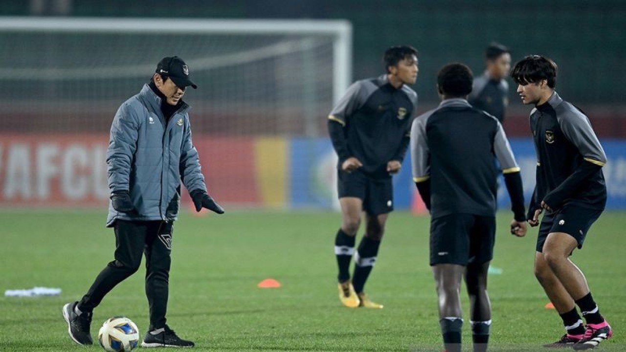 Pelatih Timnas U-20 Indonesia Shin Tae Yong (kiri) memberikan instruksi kepada tim asuhannya saat berlatih di Stadion Istiqlol, Fergana, Uzbekistan, Senin (6/3/20230). Timnas U-20 Indonesia akan melakoni laga terakhir Grup A Piala Asia U-20 melawan tim tuan rumah Timnas U-20 Uzbekistan pada Selasa, 7 Maret 2023 di stadion tempat berlatih tersebut. ANTARA FOTO/Sigid Kurniawan/nym.