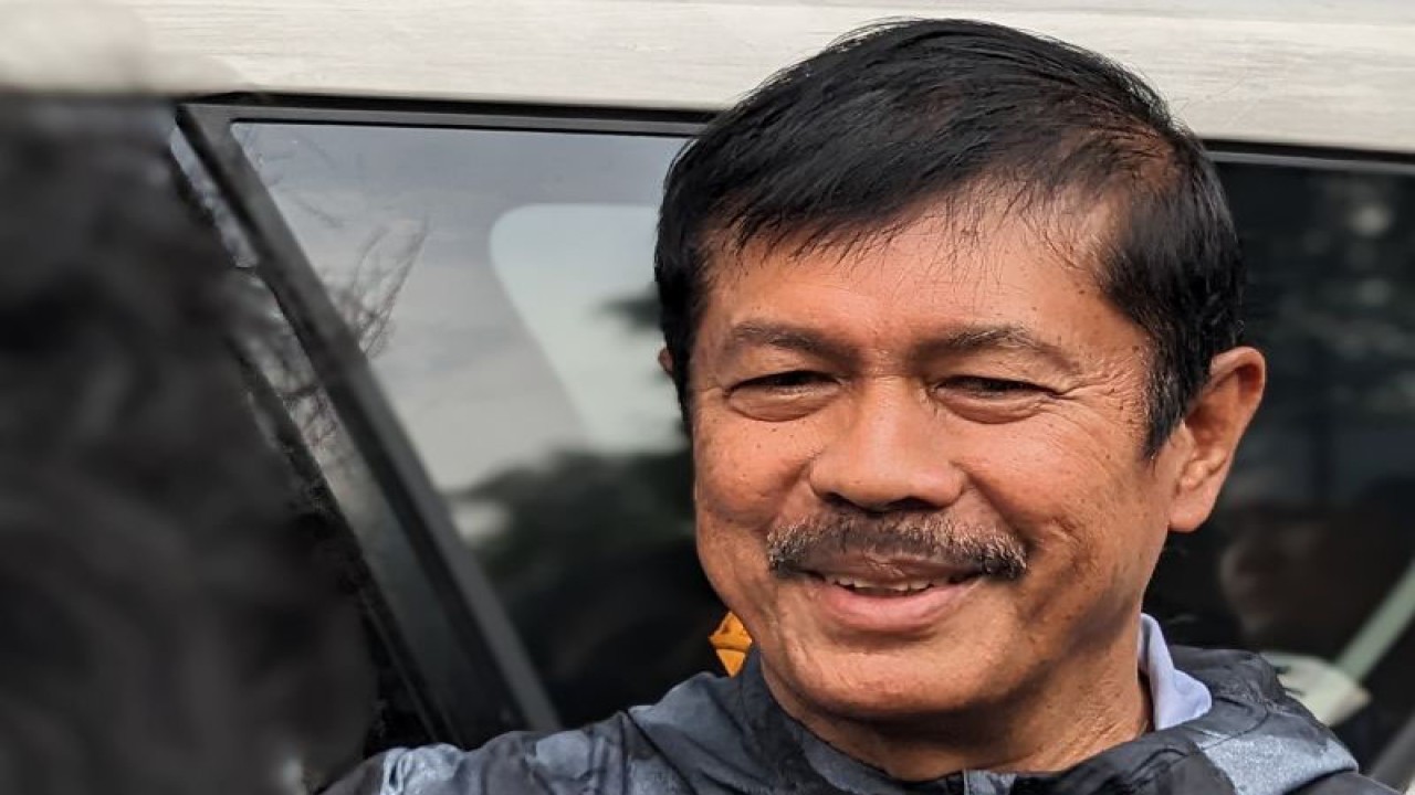 Direktur Teknik PSSI Indra Sjafri memberikan pernyataan kepada media soal masa depan pelatih timnas Shin Tae-yong kepada pewarta di GBK Arena, Jakarta, Senin (16/1/2023). (ANTARA/Michael Siahaan)