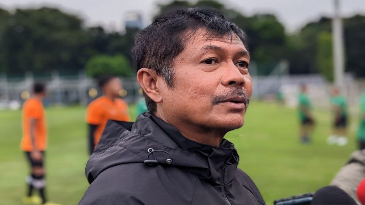 Pelatih tim nasional U-22 Indonesia Indra Sjafri memberikan pernyataan kepada pewarta terkait persiapan skuadnya menuju SEA Games 2023 di Lapangan B Gelora Bung Karno, Jakarta, Kamis (2/3/2023). (ANTARA/Michael Siahaan)