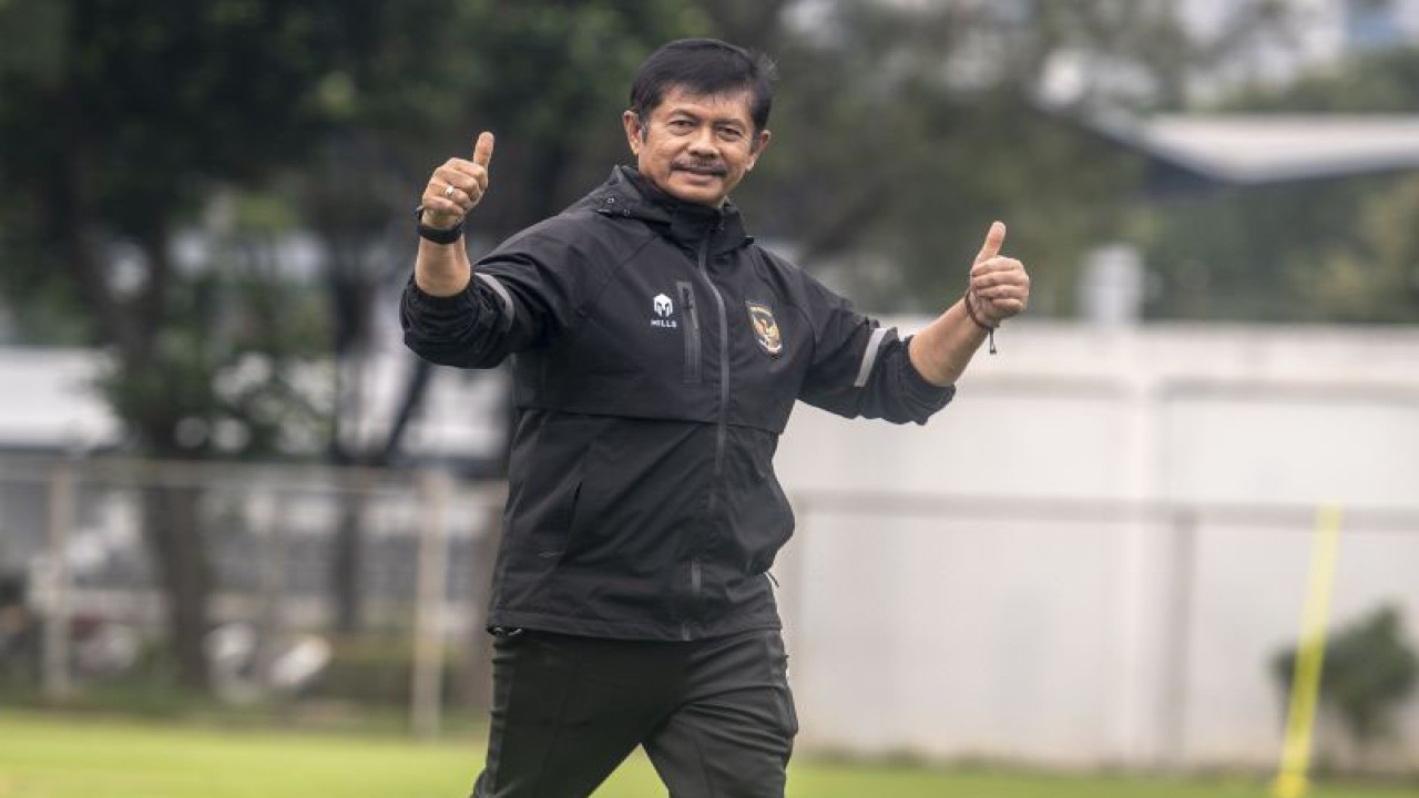 Pelatih Sepak Bola Indra Sjafri memimpin jalannya pemusatan latihan Timnas U-22 di Lapangan A, kawasan Gelora Bung Karno, Jakarta, Kamis (2/3/2023). . ANTARA FOTO/Muhammad Adimaja/hp. (ANTARA FOTO/MUHAMMAD ADIMAJA)