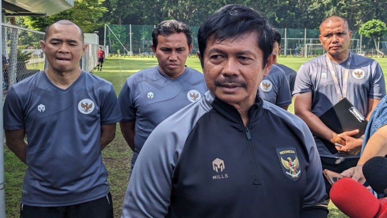 Pelatih tim nasional U-22 Indonesia Indra Sjafri (depan) bersama para asistennya (belakang) memberikan pernyataan kepada pewarta usai memimpin latihan persiapan SEA Games 2023 di Lapangan B Gelora Bung Karno, Jakarta, Selasa (7/3/2023). (ANTARA/Michael Siahaan)