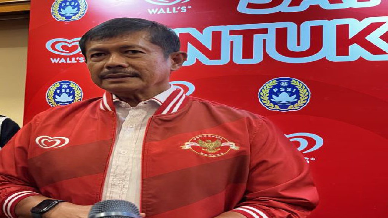Direktur Teknik PSSI Indra Sjafri saat dijumpai awak media di kawasan Senayan, Jakarta, Senin (20/3/2023). (ANTARA/Arnidhya Nur Zhafira)