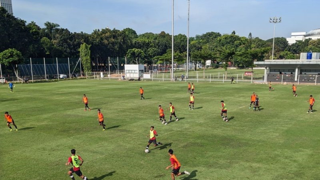 Pemain tim nasional U-22 Indonesia melakukan pertandingan uji coba internal di Lapangan B Gelora Bung Karno, Jakarta, Selasa (7/3/2023), sebagai persiapan menuju SEA Games 2023. (ANTARA/Michael Siahaan)