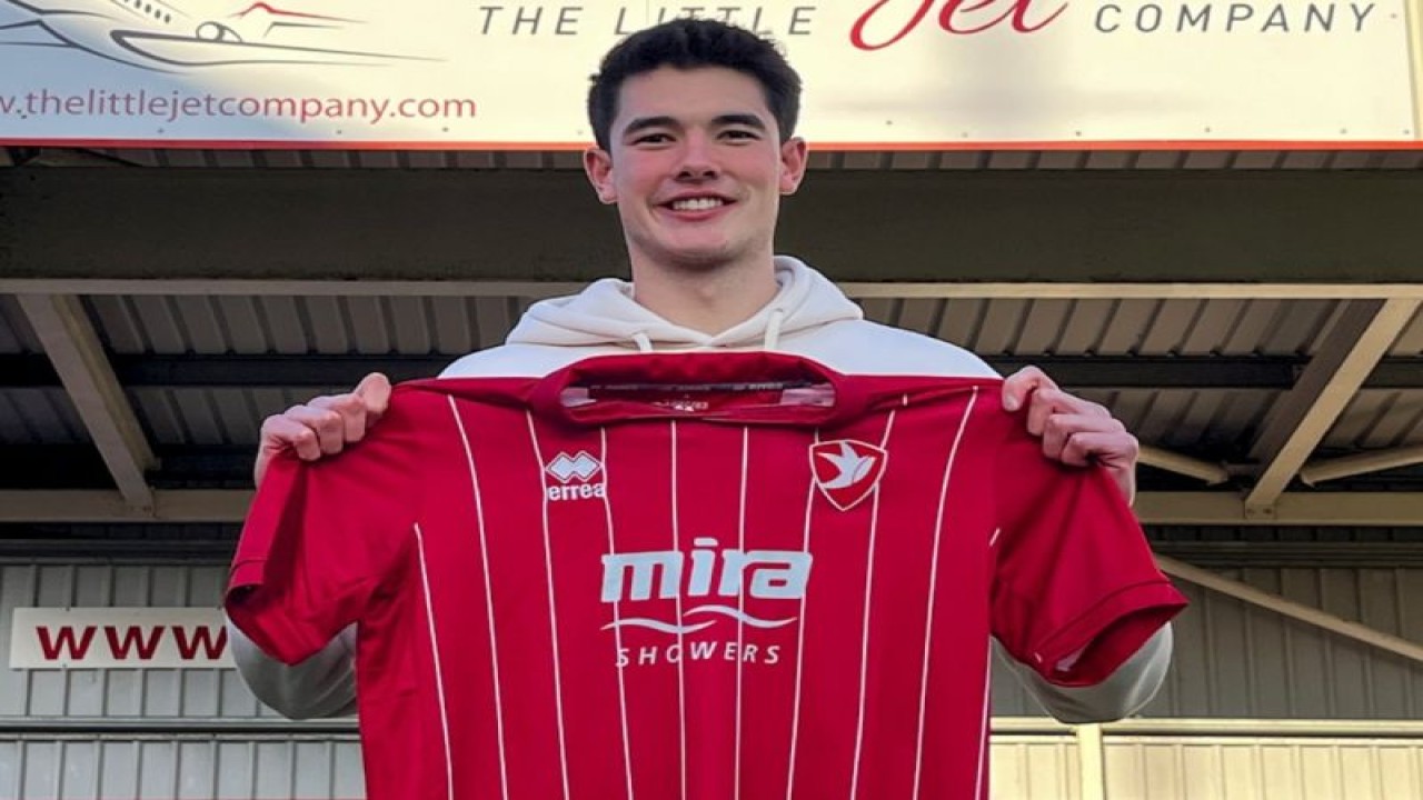 Bek tengah tim nasional Indonesia Elkan Baggott berpose dengan seragam klub Liga Satu Inggris Cheltenham Town, tempatnya dipinjamkan Ipswich Town hingga musim 2022-2023 berakhir, saat diperkenalkan sebagai pemain baru pada Jumat (20/1/2023) dini hari WIB. (ANTARA/HO-Cheltenham Town)