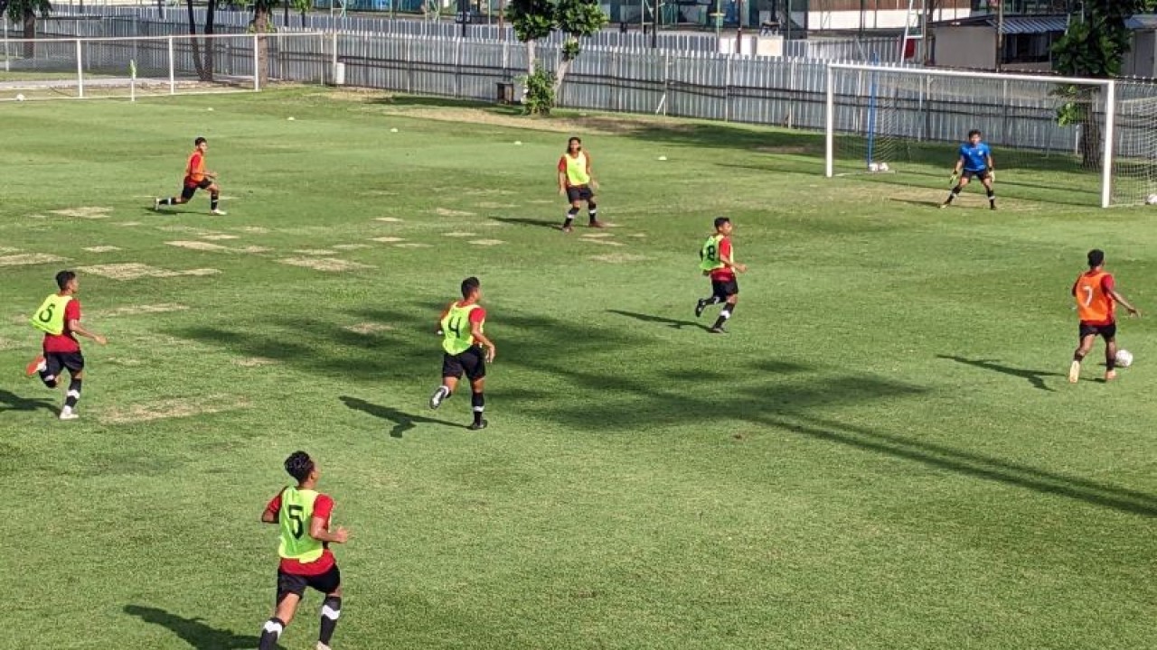 Pemain tim nasional U-22 Indonesia melakukan pertandingan uji coba internal di Lapangan B Gelora Bung Karno, Jakarta, Selasa (7/3/2023), sebagai persiapan menuju SEA Games 2023. (ANTARA/Michael Siahaan)