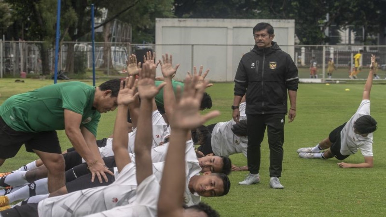 Pelatih Sepak Bola Indra Sjafri memimpin jalannya pemusatan latihan Timnas U-22 di Lapangan A, kawasan Gelora Bung Karno, Jakarta, Kamis (2/3/2023). ANTARA FOTO/Muhammad Adimaja/hp. (ANTARA FOTO/MUHAMMAD ADIMAJA)