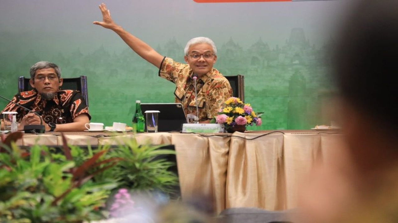 Gubernur Jawa Tengah Ganjar Pranowo saat Rapat Koordinasi Tim Pengendali Inflasi Daerah di Semarang, Rabu (8/3/2023). (ANTARA/HO-Humas Pemprov Jateng)