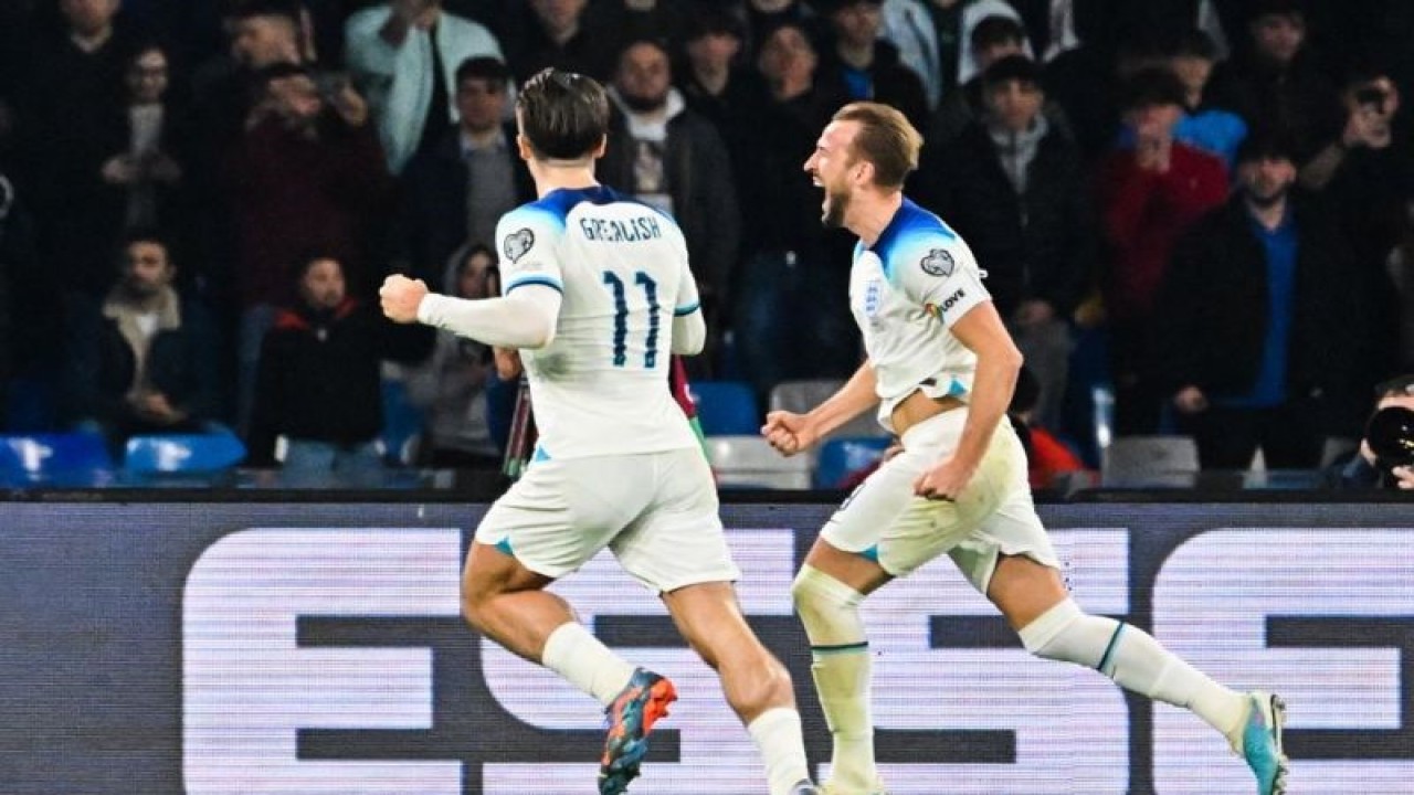 Selebrasi Harry Kane (kanan) setelah mencetak gol kedua Inggris dalam pertandingan kualifikasi Piala Eropa 2024 melawan Italia di Stadion Diego Maradona pada 24 Maret 2023. ANTARA/AFP/Alberto PIZZOLI