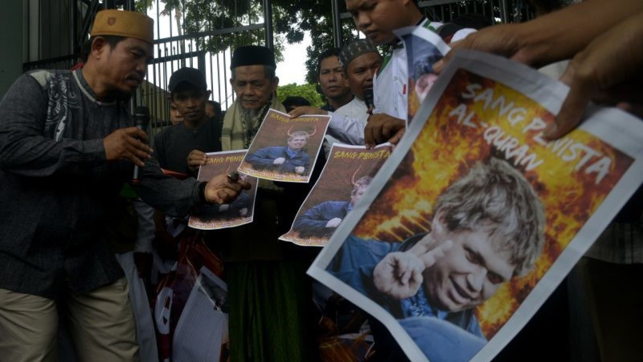 Pengunjuk rasa yang tergabung dalam Forum Umat Islam Bersatu (FUIB) membakar foto politisi asal Swedia Rasmus Paludan di depan kantor DPRD Sulsel, Makassar, Sulawesi Selatan, Jumat (27/1/2023). ANTARA FOTO/Abriawan Abhe/foc. (ANTARA FOTO/ABRIAWAN ABHE)