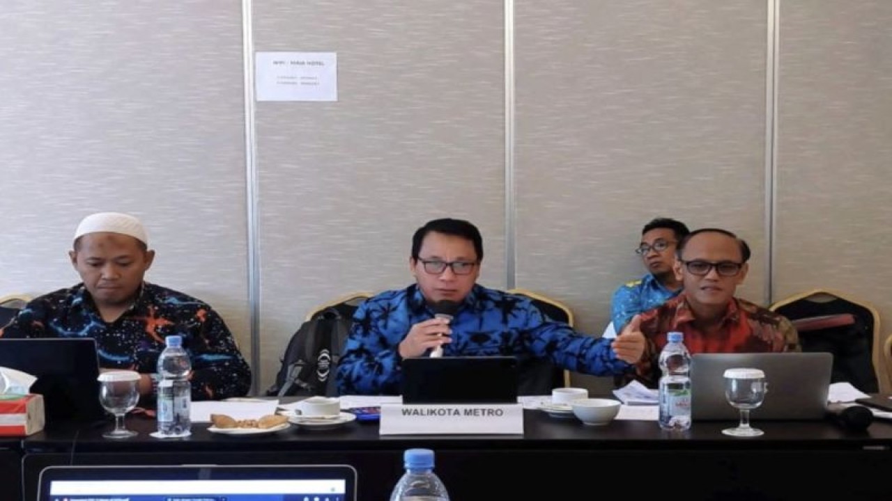 Wali Kota Metro, Wahdi Siradjuddin didampingi Kepala Bappeda Anang Risgiyanto memaparkan program inovasi Jamapai di penilaian PPD tahun 2023. ANTARA/Hendra Kurniawan