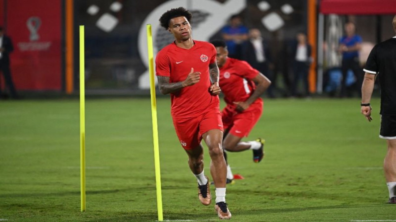 Penyerang sayap Timnas Kanada Tajon Buchanan (nomor 11) tengah melakukan sesi latihan di fasilitas latihan Umm Salal SC, Doha, Qatar, 30 November 2022. (AFP/PATRICK T. FALLON)