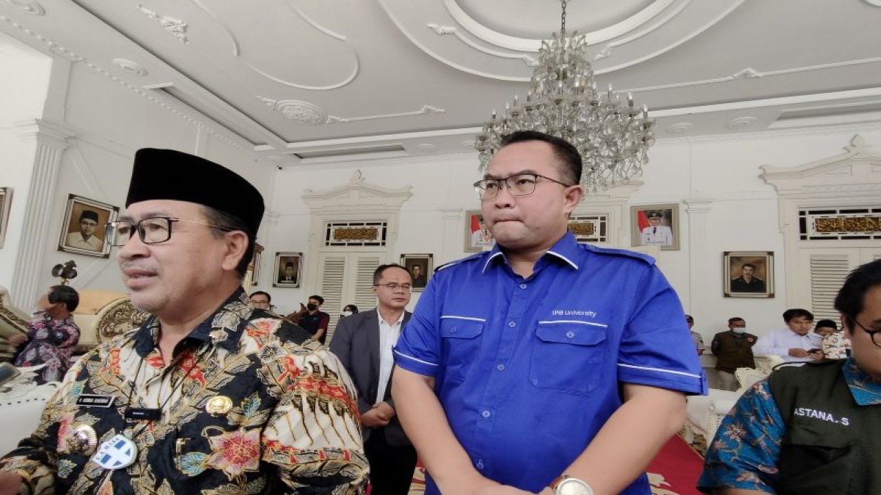 Rektor IPB Arif Satria (kedua dari kanan, baju biru terang) bersama Bupati Cianjur Hermen Suherman (kiri, baju batik) saat diwawancarai usai peluncuran riset aksi IPB di Kantor Bupati Cianjur, Kamis (30/3/2023) pagi. (ANTARA/Linna Susanti)