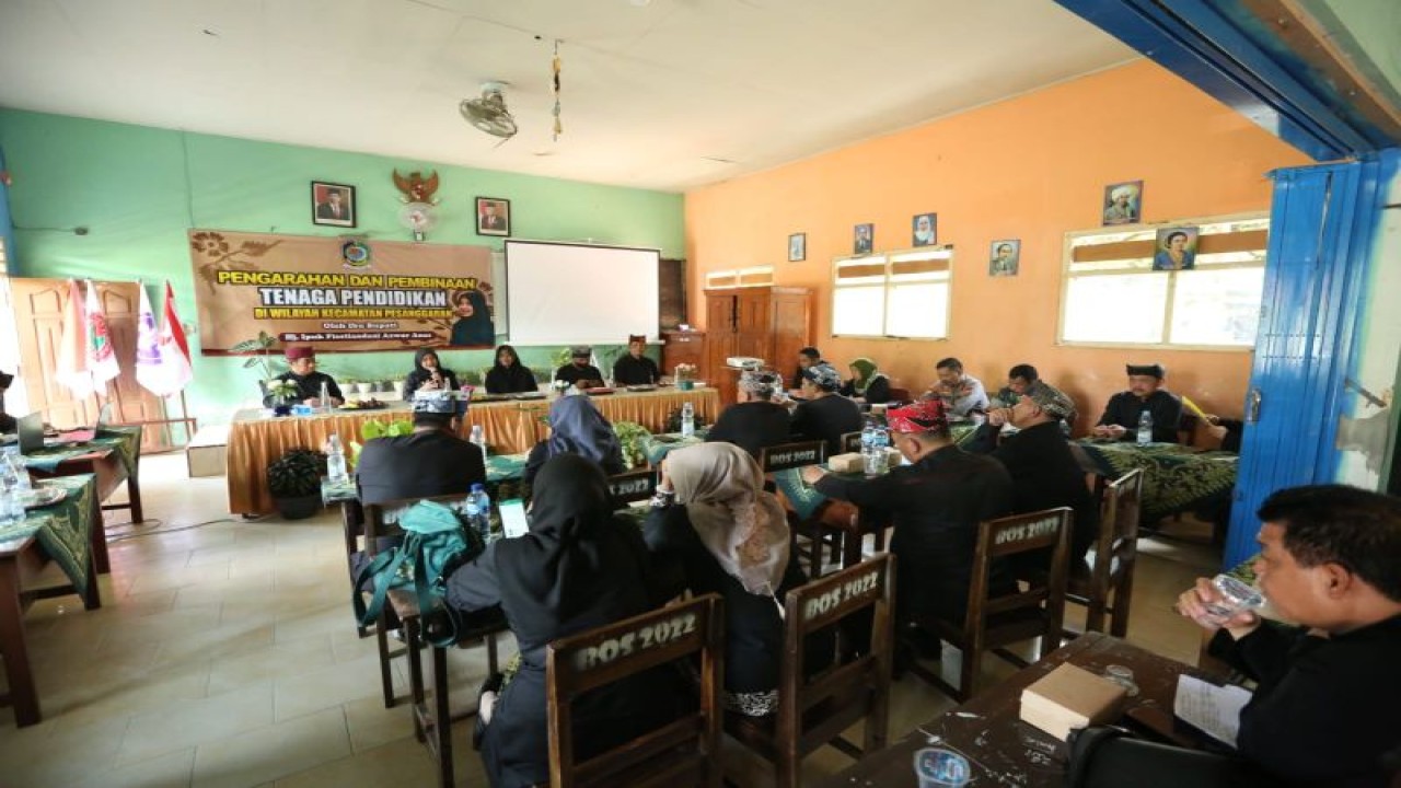 Bupati Banyuwangi Ipuk Fiestiandani memberikan pengarahan kepada kepala sekolah dan guru untuk penanganan perundungan di sekolah. ANTARA/HO-Humas Pemkab Banyuwangi