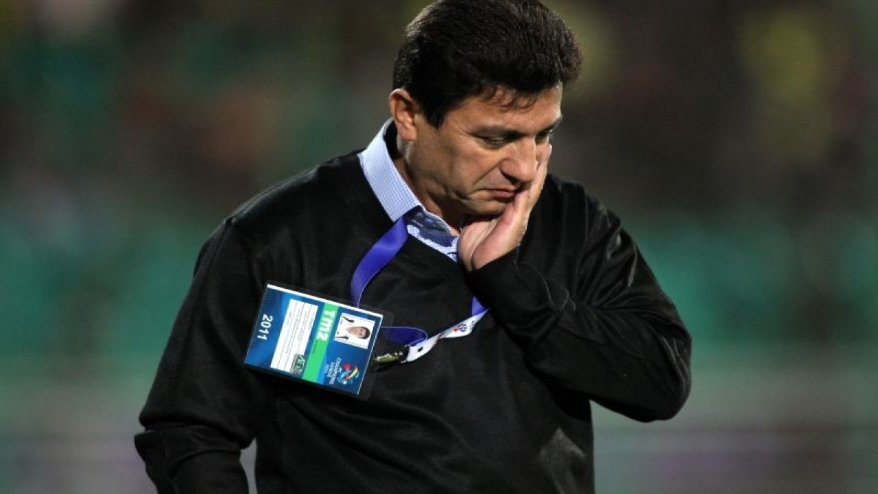 Arsip - Reaksi pelatih klub Iran Sepahan Amir Ghalenoei, pada pertandingan Grup A Liga Champions Asia melawan klub Arab Saudi Al Hilal yang dimainkan di Stadion Follad Shahr, Isfahan, 4 Mei 2011. (ANTARA/AFP)