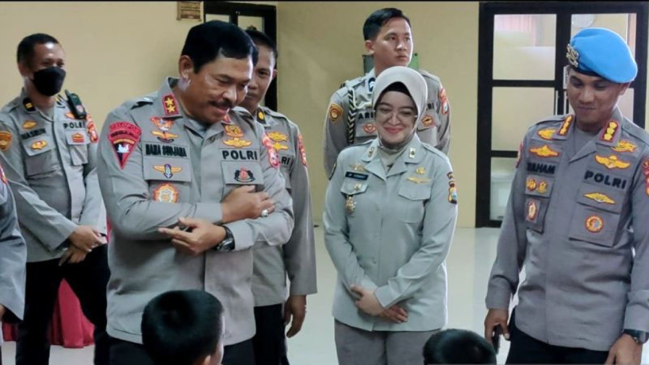Kepala Polisi Daerah (Kapolda) Sulawesi Selatan Irjen Pol Nana Sudjana (kiri) berbincang dengan anak-anak disela Sunnatan Massal di ruangan Biddokes Polda Sulsel Jalan Kumala Makassar, Sulawesi Selatan, Senin (20/3/2023). ANTARA/Darwin Fatir.