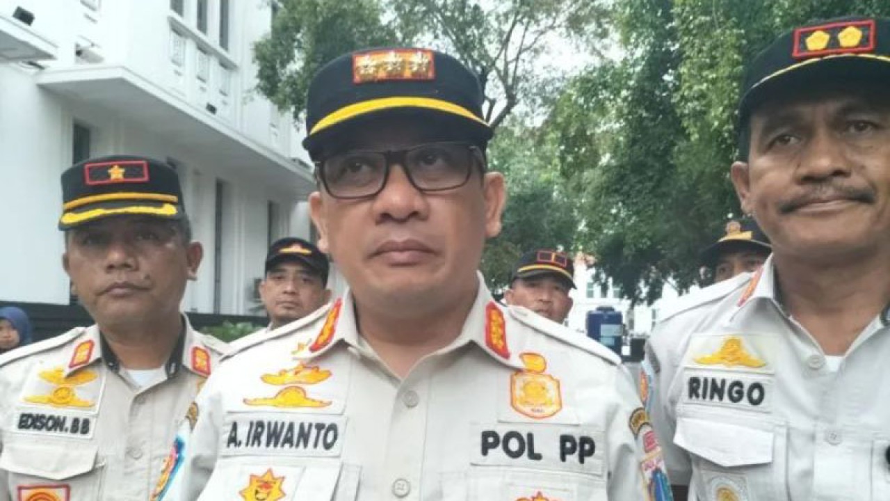 Kepala Satuan Polisi Pamong Praja Jakarta Barat, Agus Irwanto, saat ditemui di kawasan Kota Tua. ANTARA / Walda