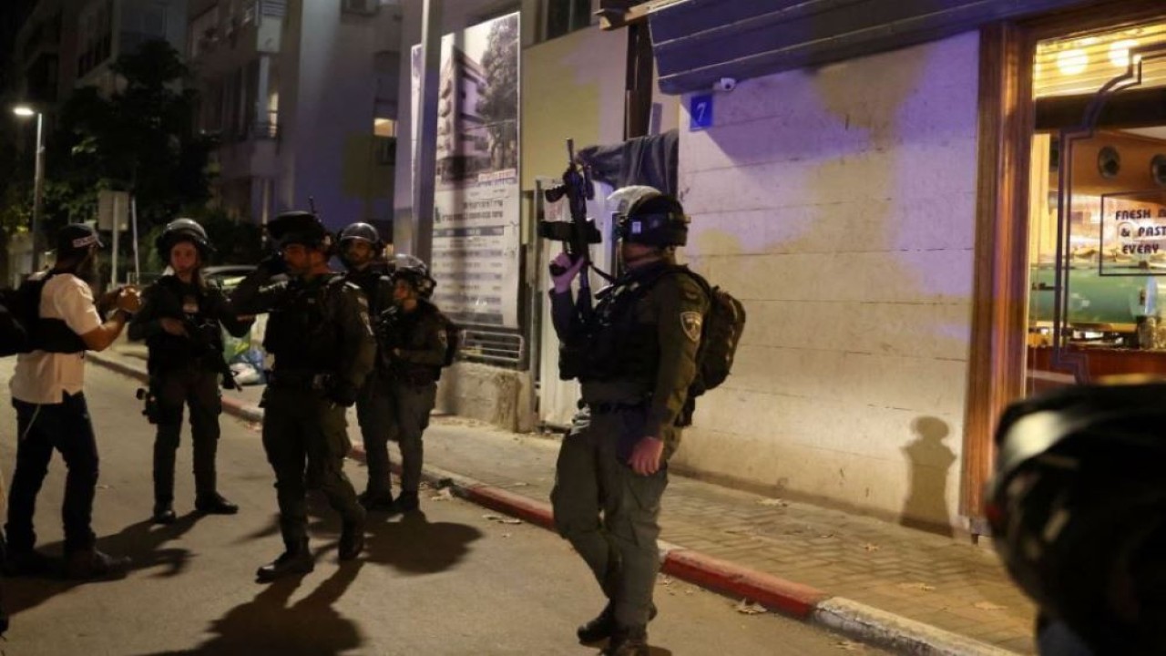 Petugas keamanan Israel bekerja di lokasi dugaan serangan penembakan di pusat Tel Aviv, Israel 9 Maret 2023. (Nir Elias/Reuters)