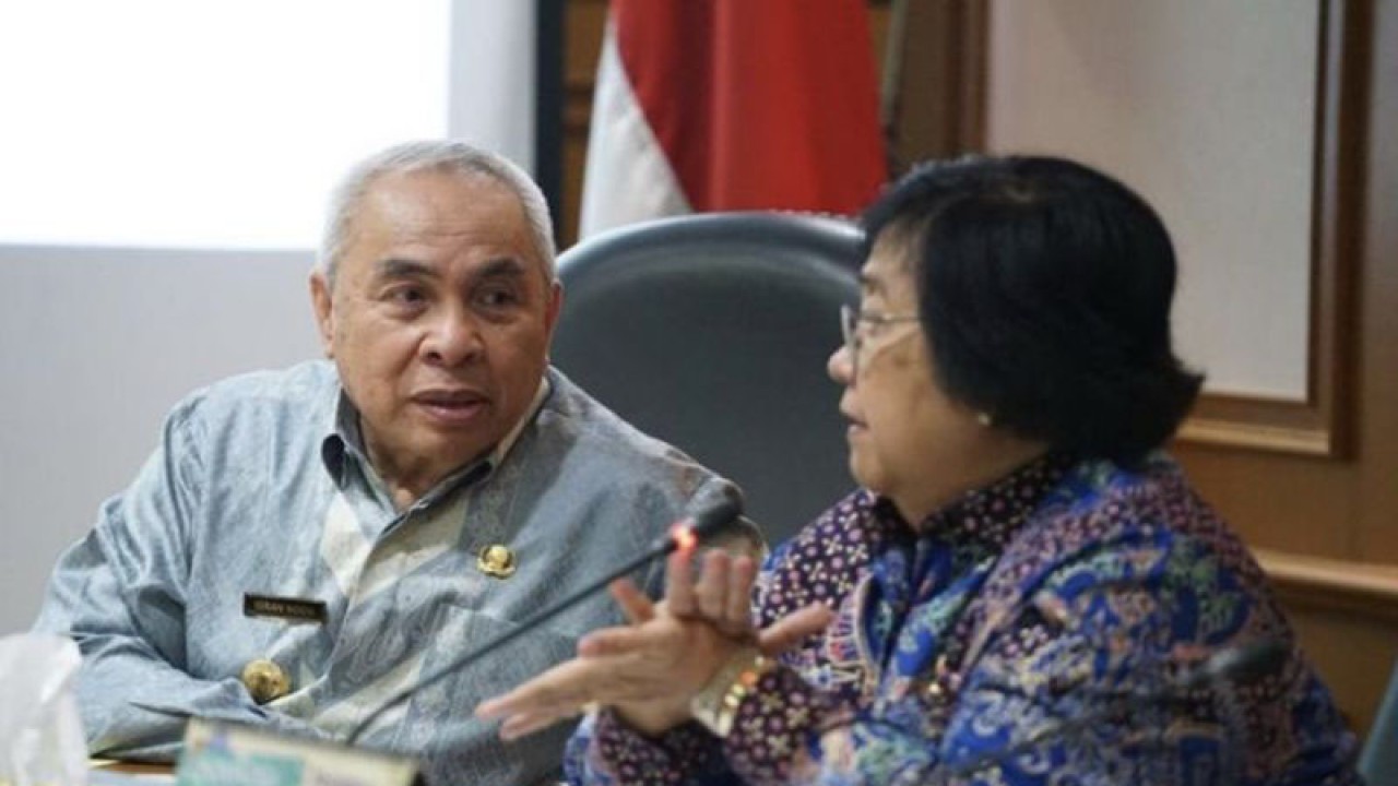 Gubernur Provinsi Kaltim Isran Noor bersama dengan Menteri Lingkungan Hidup dan Kehutanan (LHK) Siti Nurbaya (ANTARA/HO-Biro Adpim Pemprov Kaltim)