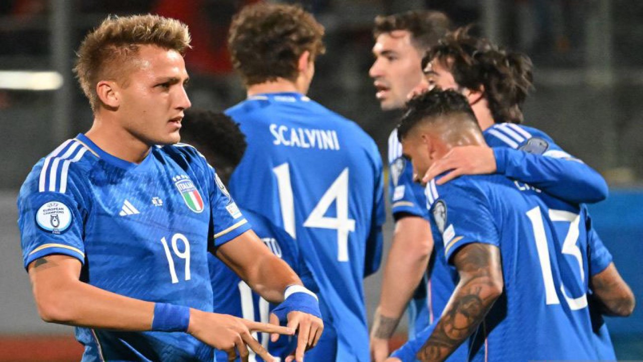 Selebrasi Mateo Retegui (kiri) setelah mencetak gol pembuka timnas Italia dalam pertandingan Grup C Kualifikasi Piala Eropa 2024 lawan Malta di Ta'Qali, Malta pada 27 Maret 2023. ANTARA/AFP/ALBERTO PIZZOLI