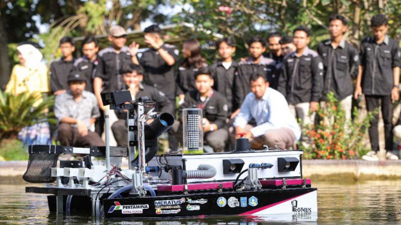 Tim Barunastra ITS saat melakukan uji coba kapal Nala Proteus di sela peluncurkan kapal di kampus setempat, Selasa (14/3/2023). (ANTARA/ Rizal Hanafi)