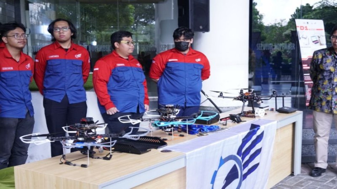Tim robot terbang Bayucaraka Institut Teknologi Sepuluh Nopember (ITS) Surabaya saat meluncurkan robot barunya di kampus setempat, Jumat (17/3/2023) yang siap berlaga di internasional Singapore Amazing Flying Machine Competition (SAFMC) 2023 di Singapura. (ANTARA/HO-Humas ITS)