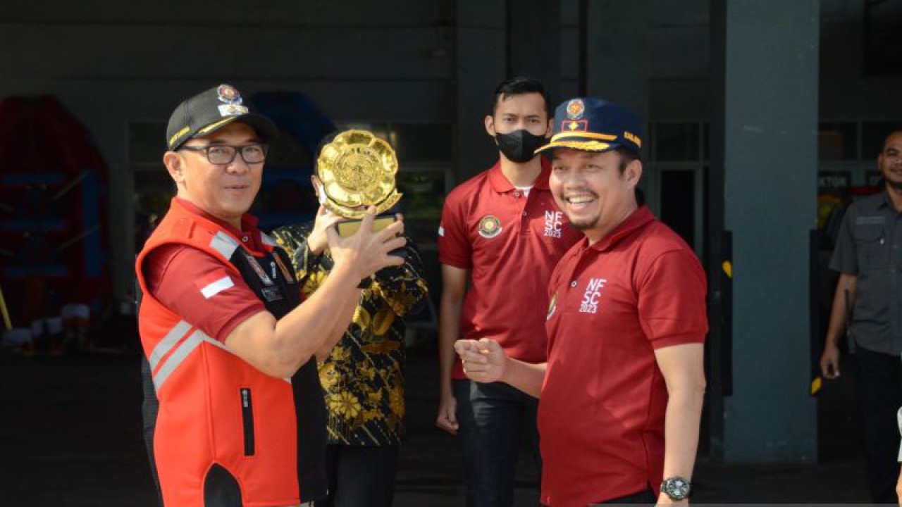 Pelaksana Tugas Bupati Bogor Iwan Setiawan (kiri) dalam selebrasi juara di Mako Disdamkar Kabupaten Bogor di Cibinong, Jumat (3/3/2023). (ANTARA/HO-Humas Pemkab Bogor)