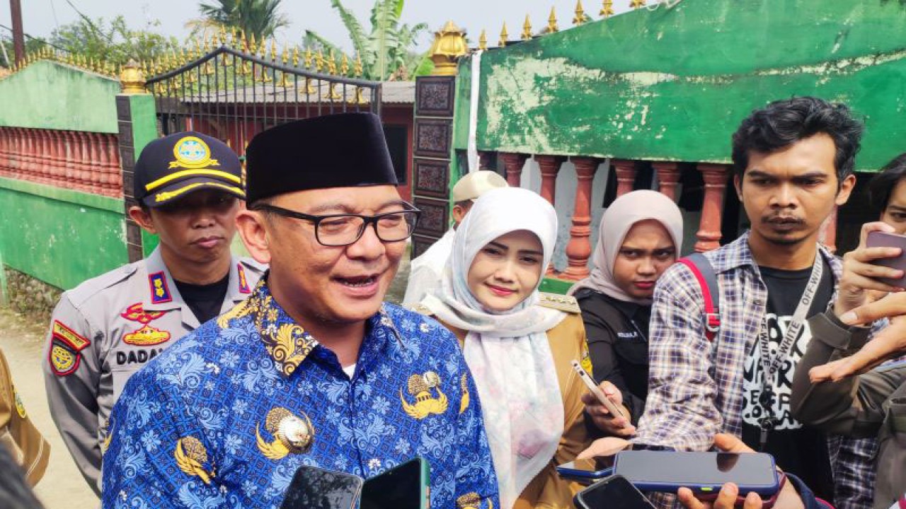 Pelaksana tugas (Plt) Bupati Bogor, Iwan Setiawan bertakziah ke rumah duka almarhum Arya di Desa Cijujung, Sukaraja, Kabupaten Bogor, Jawa Barat, Senin (13/3/2023). (ANTARA/M Fikri Setiawan)