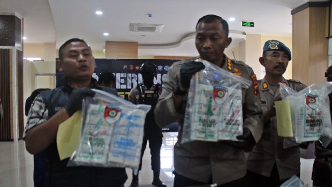Kepala Polresta Surakarta Kombes Pol Iwan Saktiadi (tengah) didampingi Kasat Reskrim Kompol Agus Sunandar (kiri) menunjukan garam merek palsu di Mapolresta Surakarta, Jumat (24/3/2023). ANTARA/Bambang Dwi Marwoto.