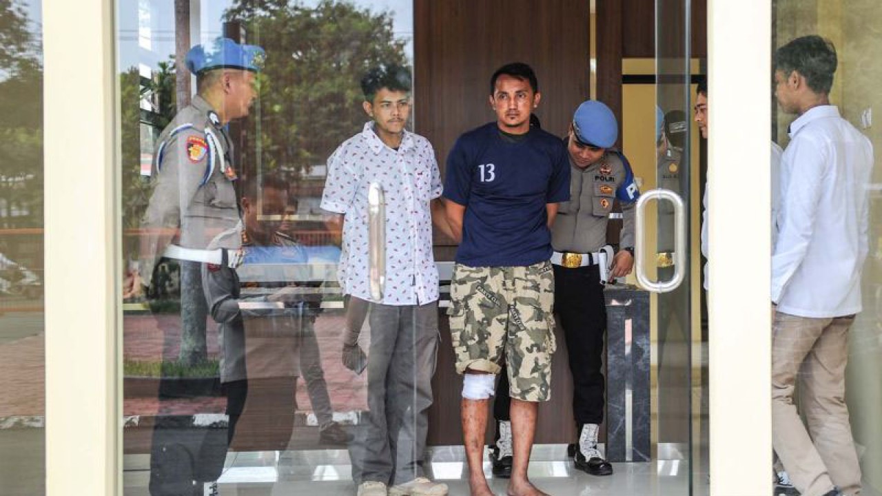 Polisi menggiring tersangka kasus pembacokan mantan Ketua Komisi Yudisial Jaja Ahmad Jayus, Adt (ketiga kiri), di Polresta Bandung, Soreang, Kabupaten Bandung, Jawa Barat, Rabu (29/3/2023). Anggota Polresta Bandung berhasil menangkap tersangka Adt dengan barang bukti sebuah celurit dan kendaraan tersangka, sementara motif pembacokan tersebut adalah pencurian dengan kekerasan. ANTARA FOTO/Raisan Al Farisi/aww.