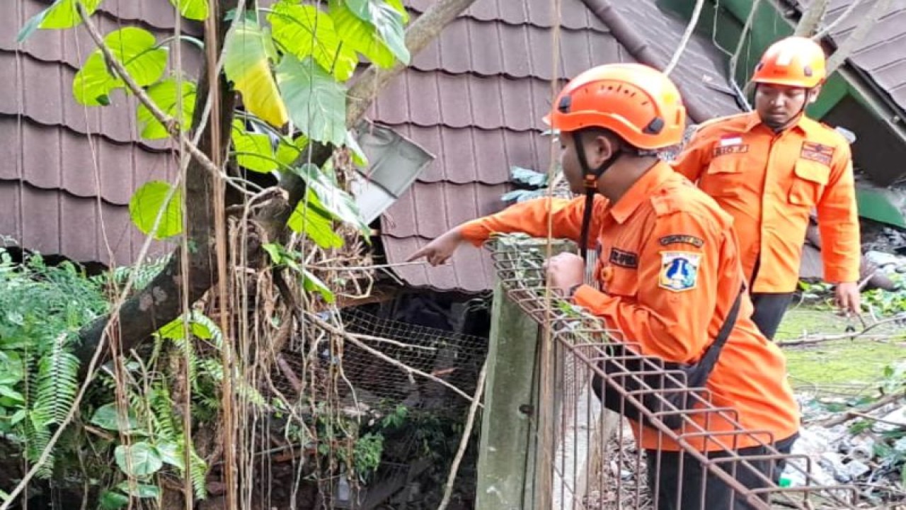 Badan Penanggulangan Bencana Daerah (BPBD) DKI Jakarta evakuasi dua rumah longsor di Tanjung Barat, Jakarta Selatan, Senin (13/3/2023). ANTARA/HO-BPBD DKI Jakarta