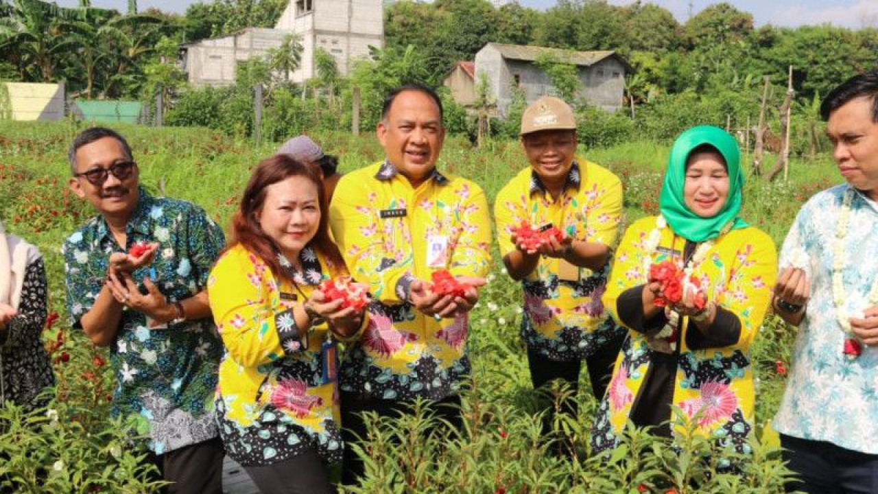 Sekertaris Kota Jakarta Barat, Iin Mutmainah (kanan) saat meresmikan THK di kawasan Kembangan, Jakarta Barat, Kamis (16/3/2023) ANTARA / Ho Pemerintah Kota Jakarta Barat