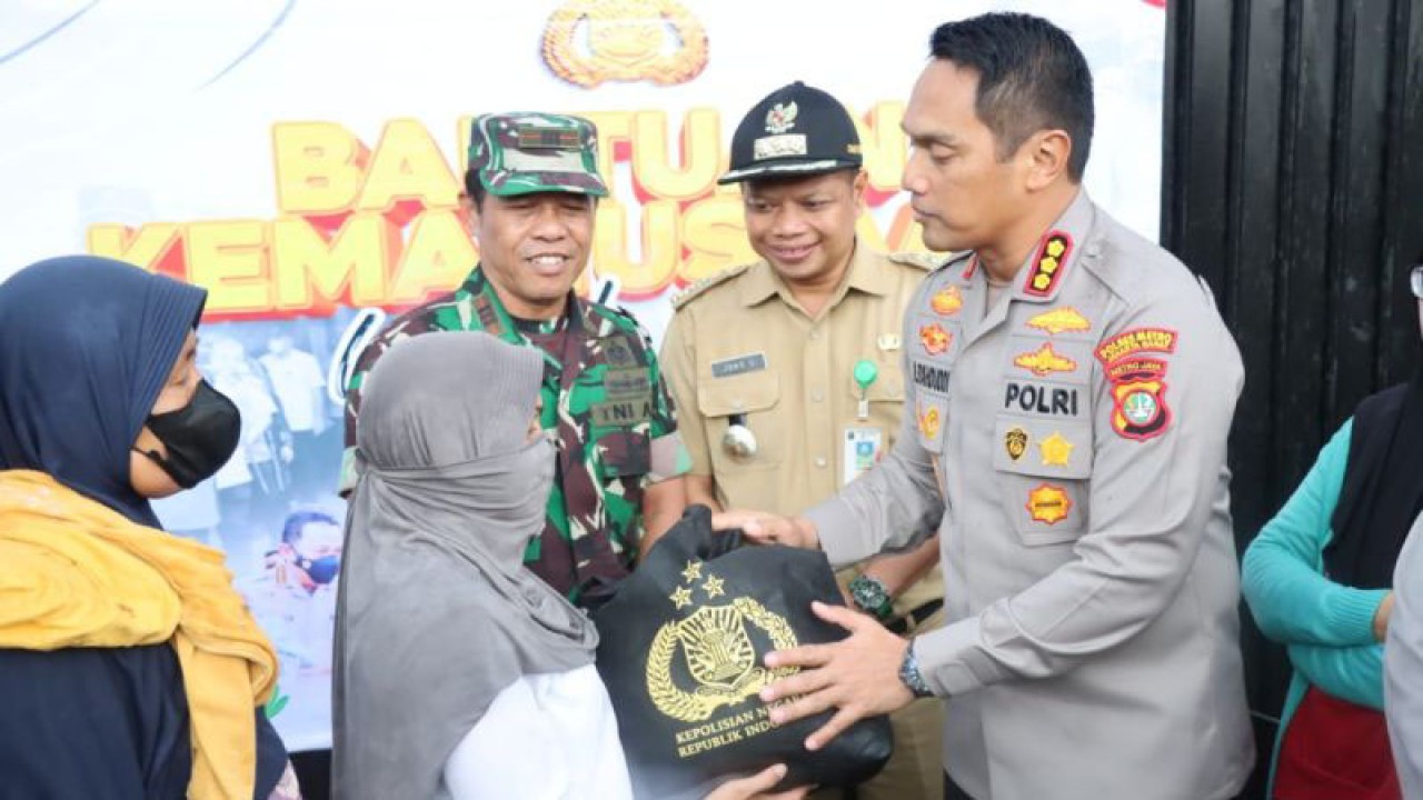 Kapolres Metro Jakarta Barat Kombes Pol Muhammad Syahduddi saat menyalurkan bantuan paket sembako di kawasan Kembangan, Jakarta Barat, Senin (27/3/2023). ANTARA/HO-Polres Metro Jakarta Barat