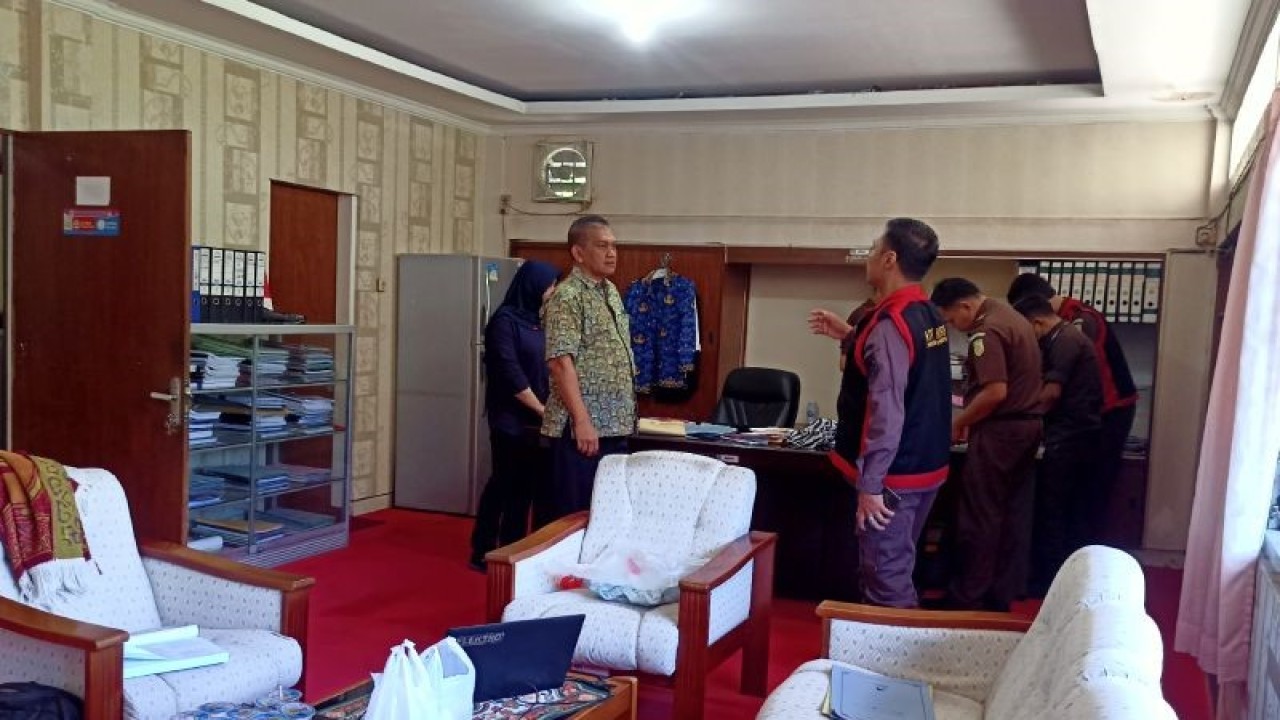 Tim jaksa menginterogasi Kepala Dinas ESDM NTB Zainal Abidin (kedua kiri) dalam kegiatan penggeledahan di ruang Kepala Dinas ESDM NTB di Mataram, Kamis (9/3/2023). ANTARA/Dhimas B.P.