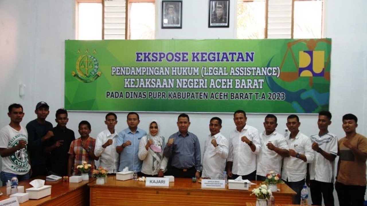 Kepala Kejaksaan Negeri Aceh Barat, Siswanto bersama jajaran dan Kadis PUPR Aceh Barat DR Kurdi, berswafoto bersama pejabat dan perwakilan rekanan saat melakukan pendampingan hukum terkait pelaksanaan proyek pembangunan tahun anggaran 2023, berlangsung di Aula Kejaksaan Negeri Aceh Barat di Meulaboh, Kamis (16/3/2023). (ANTARA/Teuku Dedi Iskandar)