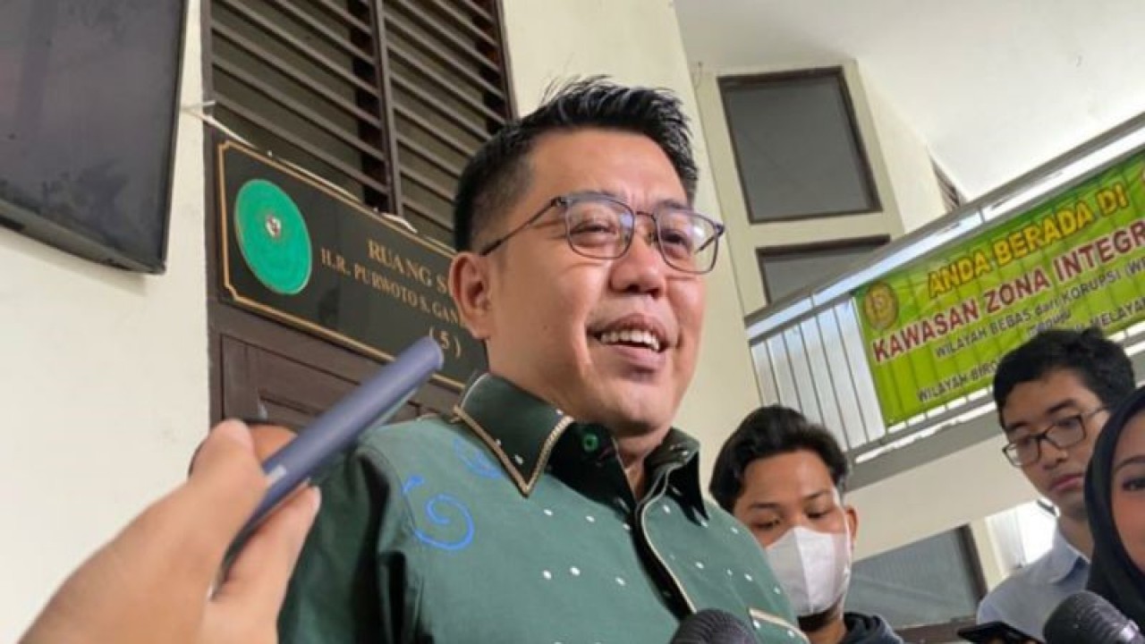 Perwakilan LBH GP Ansor, Dendy Zuhairil saat ditemui di Pengadilan Negeri Jakarta Selatan, Jakarta, Jumat (31/3/2023). ANTARA/Luthfia Miranda Putri