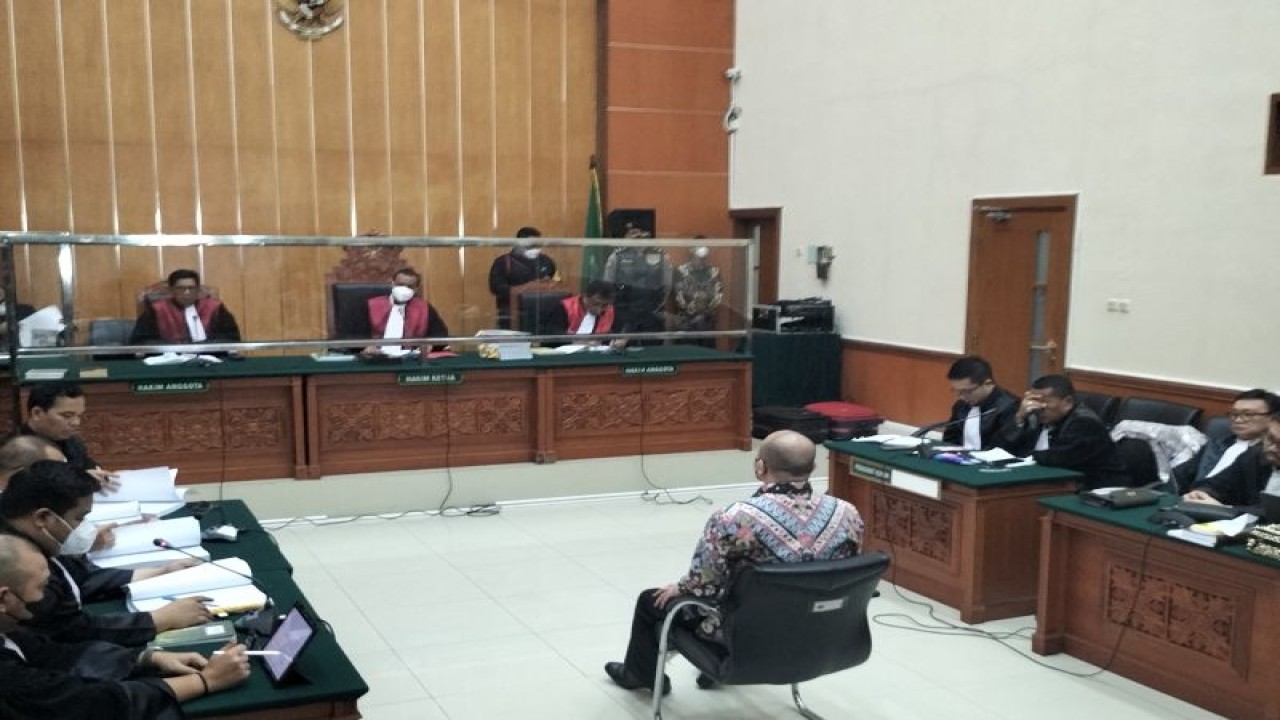 Terdakwa mantan Kapolda Sumatera Barat, Teddy Minahasa saat jalani sidang tuntutan di PN Jakarta Barat, Kamis (30/3/2023). ANTARA/Walda