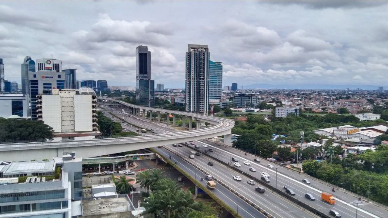 Arsip Foto - Sejumlah kendaraan melintas di kawasan Kuningan, Jakarta Selatan, Jumat (19/11/2021). ANTARA/Dewa Ketut Sudiarta Wiguna