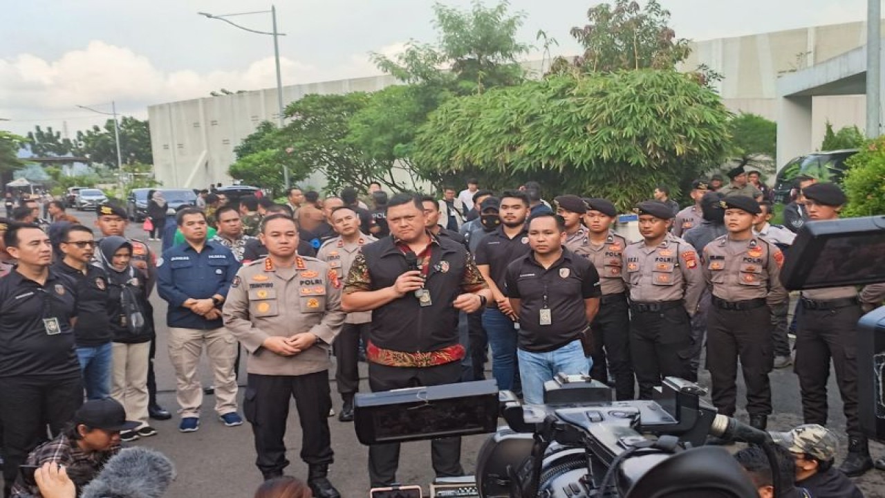 Direktur Reserse Kriminal Umum (Dirreskrimum) Polda Metro Jaya Kombes Pol Hengki Haryadi (tengah) bersama Kabid Humas Polda Metro Jaya Kombes Pol Trunoyudo Wisnu Andiko (kiri) saat konferensi pers di tempat kejadian perkara (TKP) kasus penganiayaan di Pesanggrahan, Jakarta Selatan, Jumat (10/3/2023). (ANTARA/Ilham Kausar)
