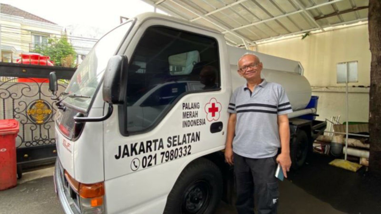 Ketua PMI Jakarta Selatan Abdul Haris dan truk tangki air untuk warga terdampak banjir di Jakarta, Jumat (10/3/2023). ANTARA/Luthfia Miranda Putri