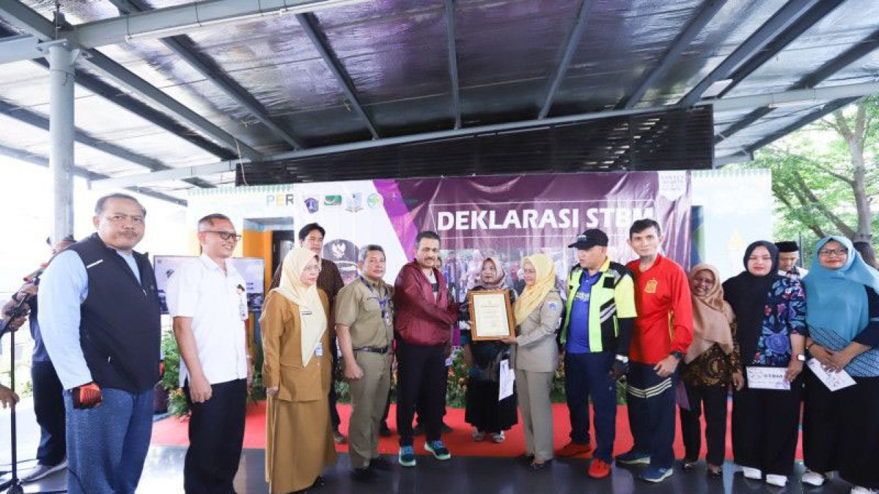 Wali Kota Administrasi Jakarta Timur Muhammad Anwar saat menyaksikan deklarasi STBM Kelurahan Jatinegara Kaum di Ruang Publik Terpadu Ramah Anak (RPTRA) Jaka Berseri, Kelurahan Jatinegara Kaum, Kecamatan Pulogadung, Jakarta Timur, Selasa (7/3/2023). ANTARA/HO-Kominfotik Jakarta Timur