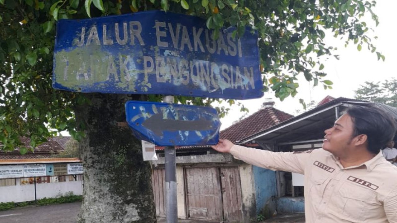Salah satu rambu petunjuk jalur evakuasi Merapi yang rusak dan tidak terbaca jelas. ANTARA/HO-BPBD Sleman