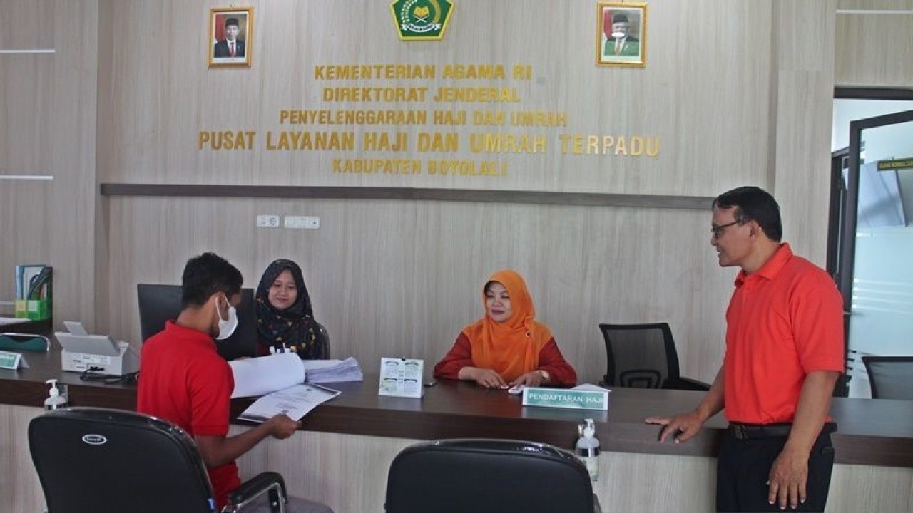 Kepala Seksi Penyelenggaraan Haji dan Umrah Kantor Kementerian Agama Kabupaten Boyolali Sauman (kanan) mengecek pelayanan bagi jamaah calon haji di Kantor Kementerian Agama Kabupaten Boyolali. (ANTARA/Bambang Dwi Marwoto)