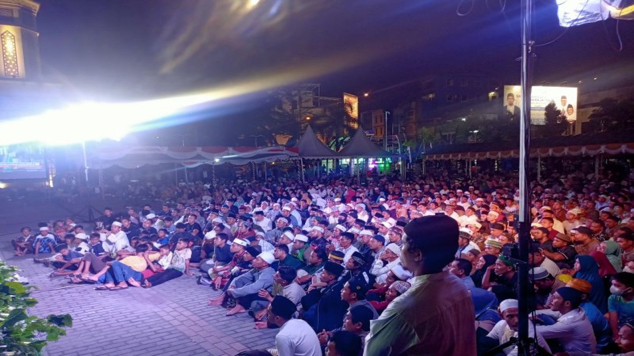 Jamaah milenial penuhi tabligh Akbar Buya Arrazy Hasyim di Ambon, Maluku (Antara/DedyAzis)