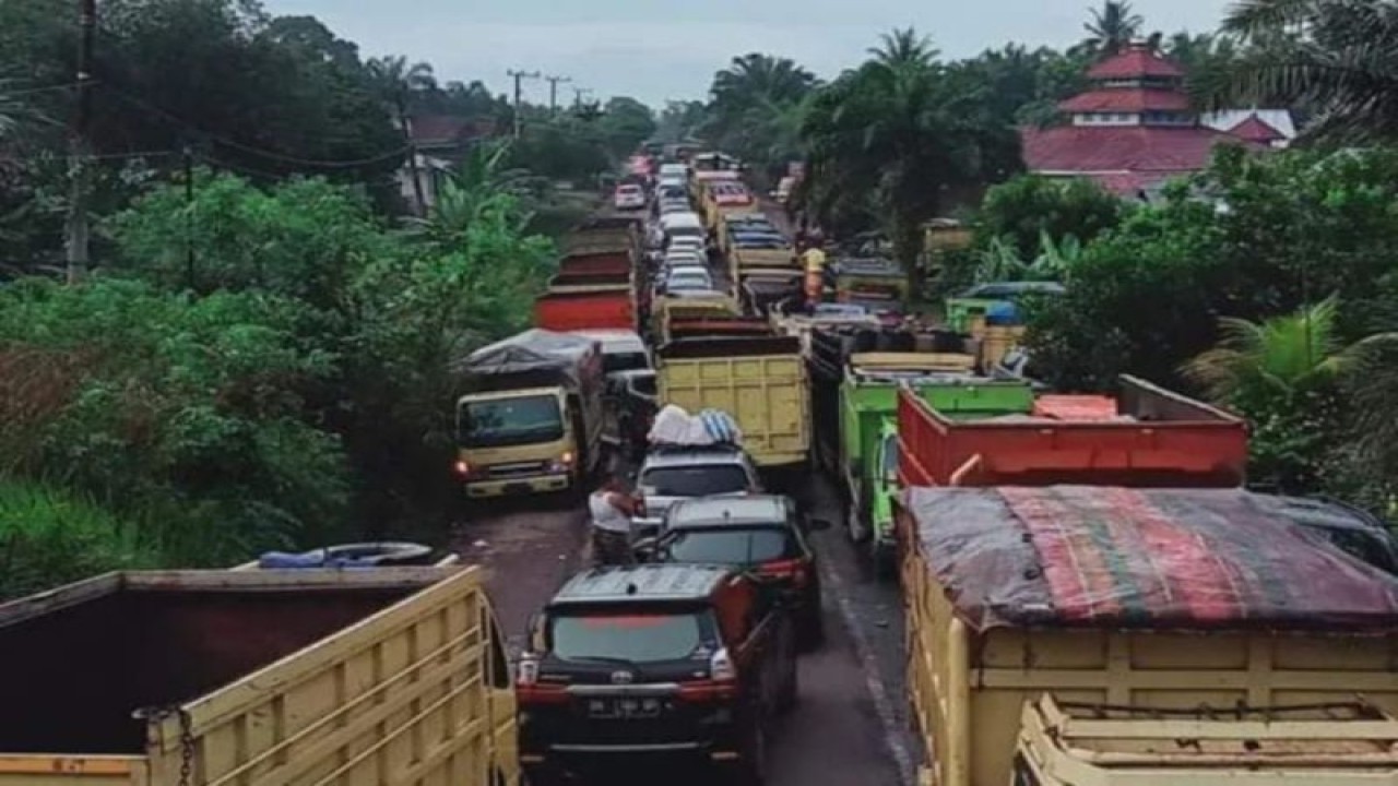 Suasana kemacetan truk batu bara di Jambi, Kamis (2/3/2023). (ANTARA/HO-IST)