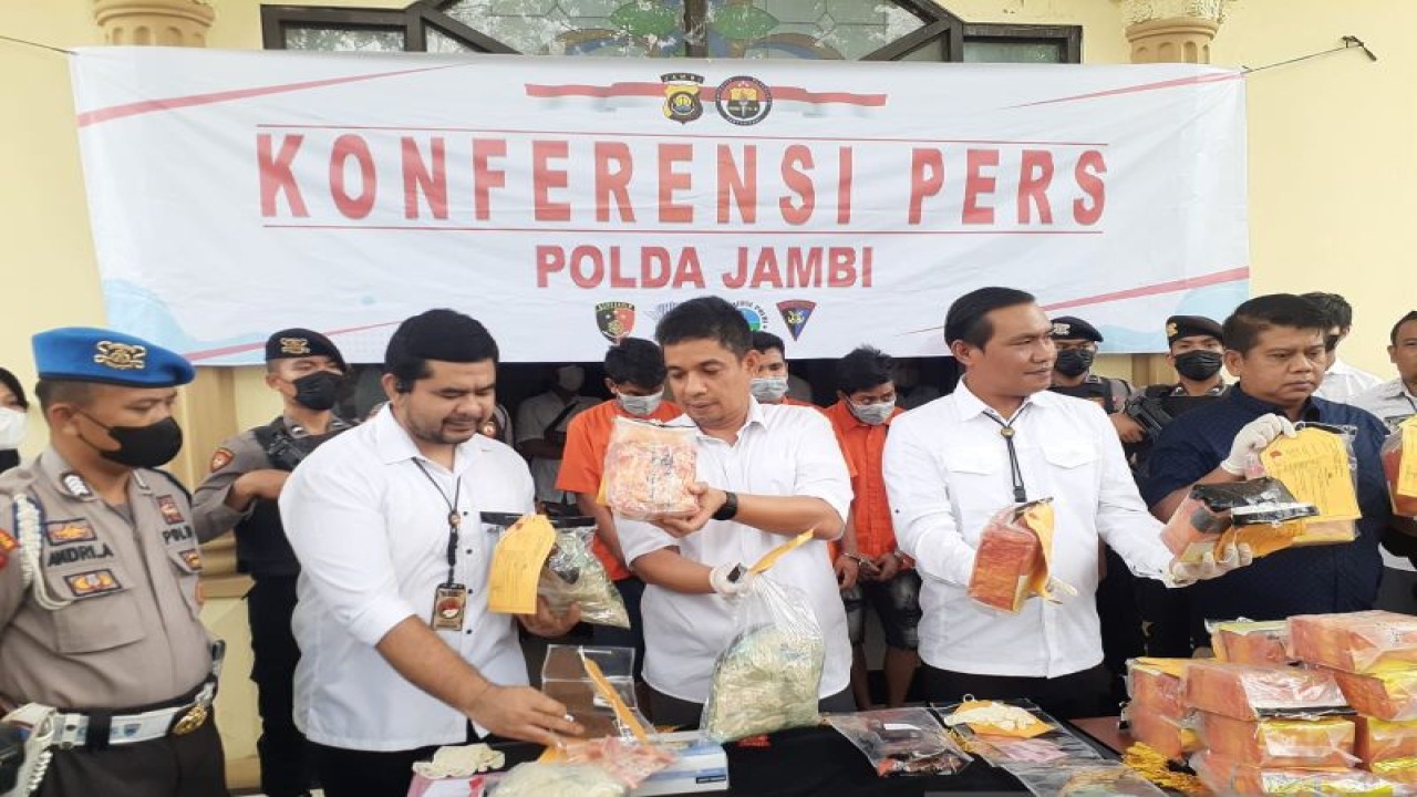 Konferensi pers penangkapan 30 kilogram sabu dan belasan ribu butir pil ekstasi, Rabu (29/3/2023). (ANTARA/Tuyani)