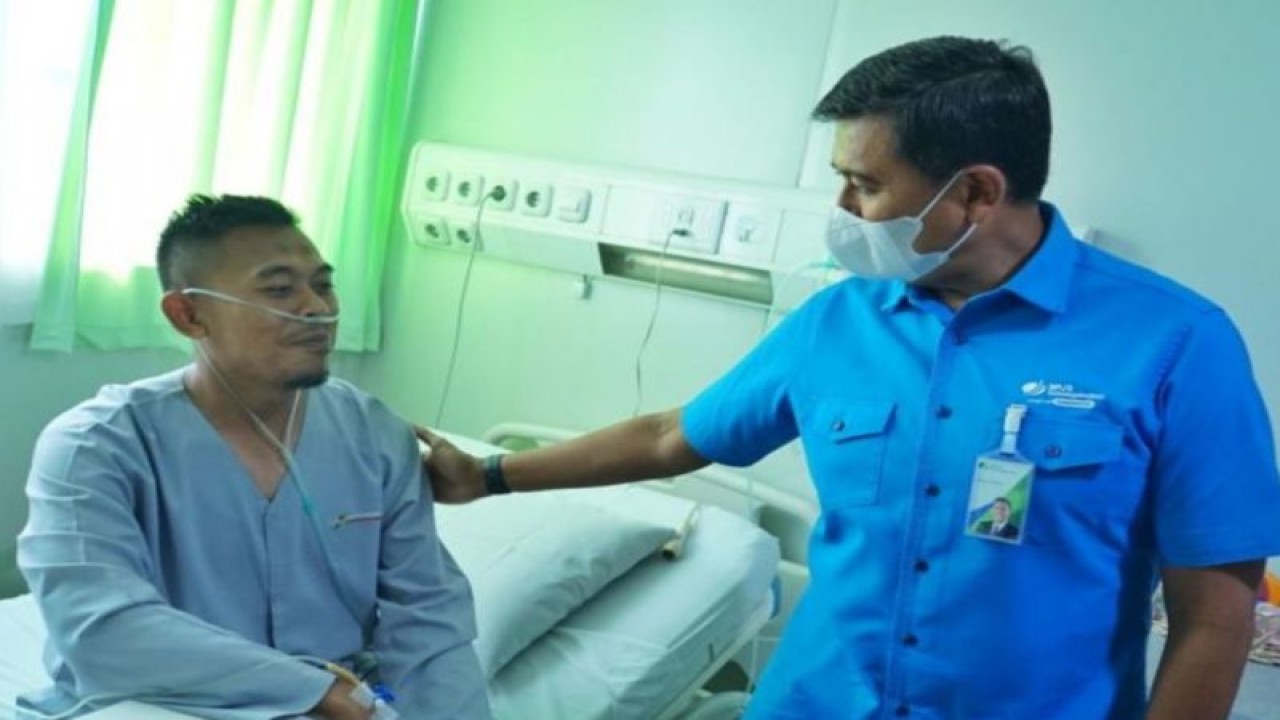 Dirut BPJAMSOSTEK Anggoro Eko Cahyo (kanan) menjenguk seorang peserta yang dirawat di RS Pertamina Jaya Jakarta yang juga Pusat Layanan Kecelakaan Kerja (PLKK) BPJAMSOSTEK. (ANTARA/Erafzon Saptiyulda AS/ho bpjamsostek)