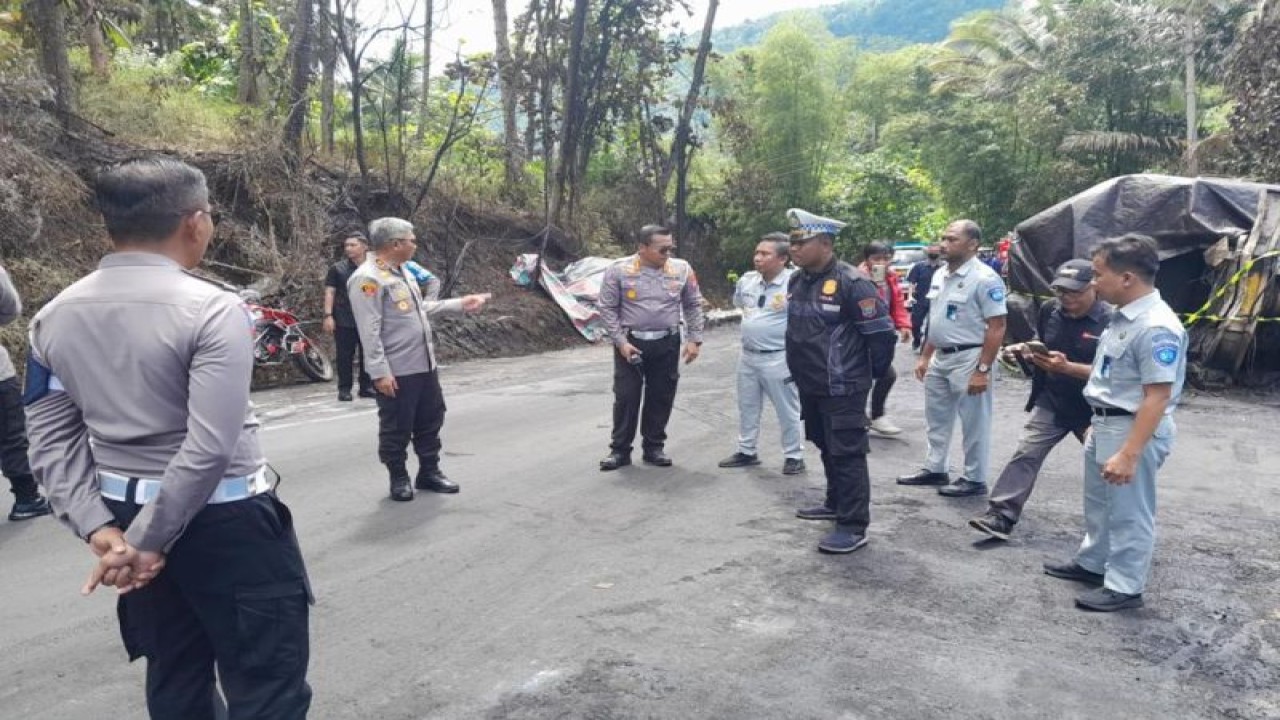 Kepala Jasa Raharja Sulut Amaluddin Salam dan Kapolda Sulut Irjen Pol Setyo Budiyanto saat meninjau lokasi tempat kejadian perkara kecelakaan lalu lintas melibatkan truk tangki pengangkut bahan bakar minyak dengan dua minibus, yang terjadi di jalan trans Sulawesi tepatnya di Desa Munte, Kamis (9/3/2023). FOTO ANTARA/HO-Humas Jasa Raharja. (1)