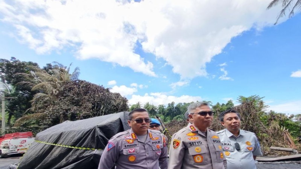 Kepala Jasa Raharja Sulut Amaluddin Salam dan Kapolda Sulut Irjen Pol Setyo Budiyanto meninjau lokasi kecelakaan lalu lintas di Munte. ANTARA/HO-Humas JR Sulut