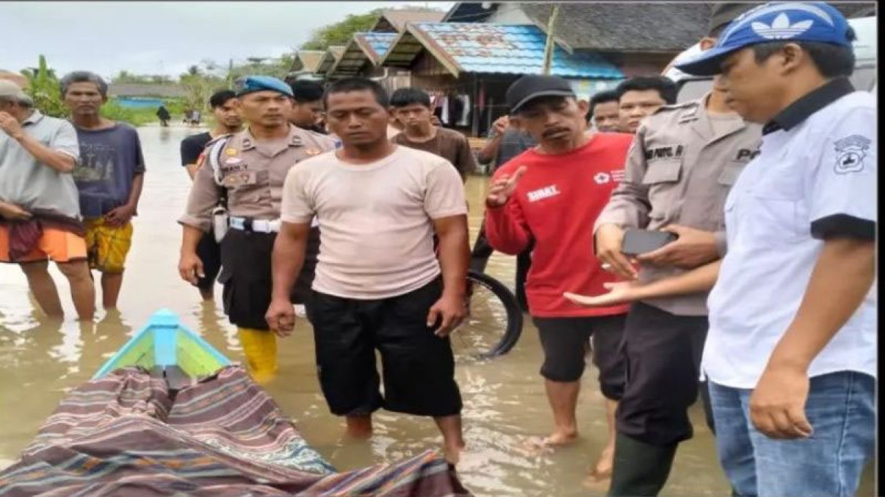 Anggota Polsek Martapura Timur bersama warga mengevakuasi jasad korban yang tenggelam di lokasi banjir, Rabu (1/3/2023). (ANTARA/Firman)